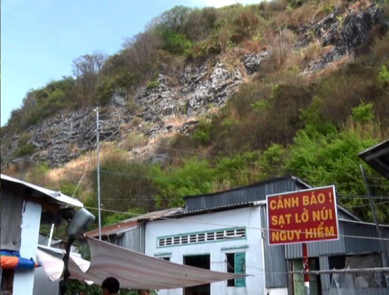 Thót tim lo sạt lở đá ở núi Ba Hòn