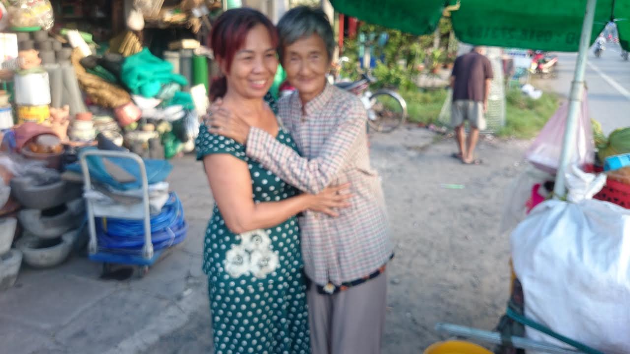 Bà Phụng ôm và cảm ơn những người cứu giúp mình trong cơn hoạn nạn