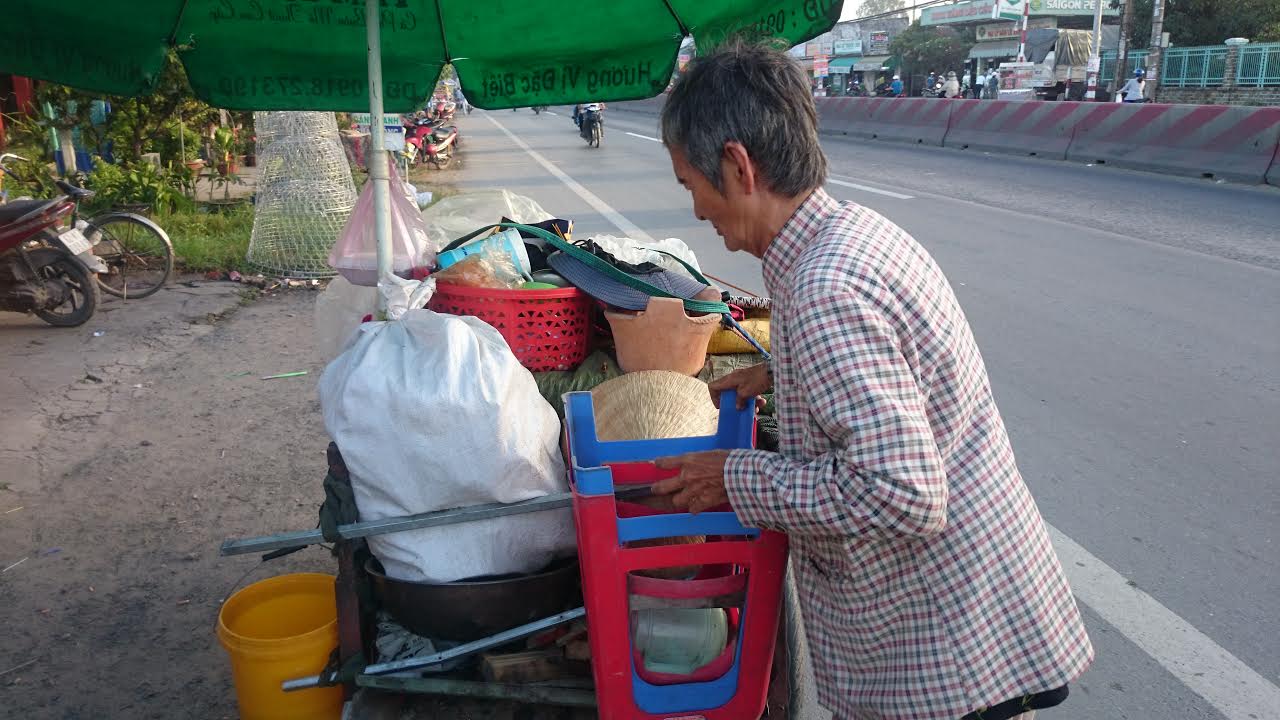 Bị tai nạn kép, trong túi vỏn vẹn còn lại trên 100.000 đồng, bà Phụng quyết định về quê vì đồ nghề và tiền vốn không còn.