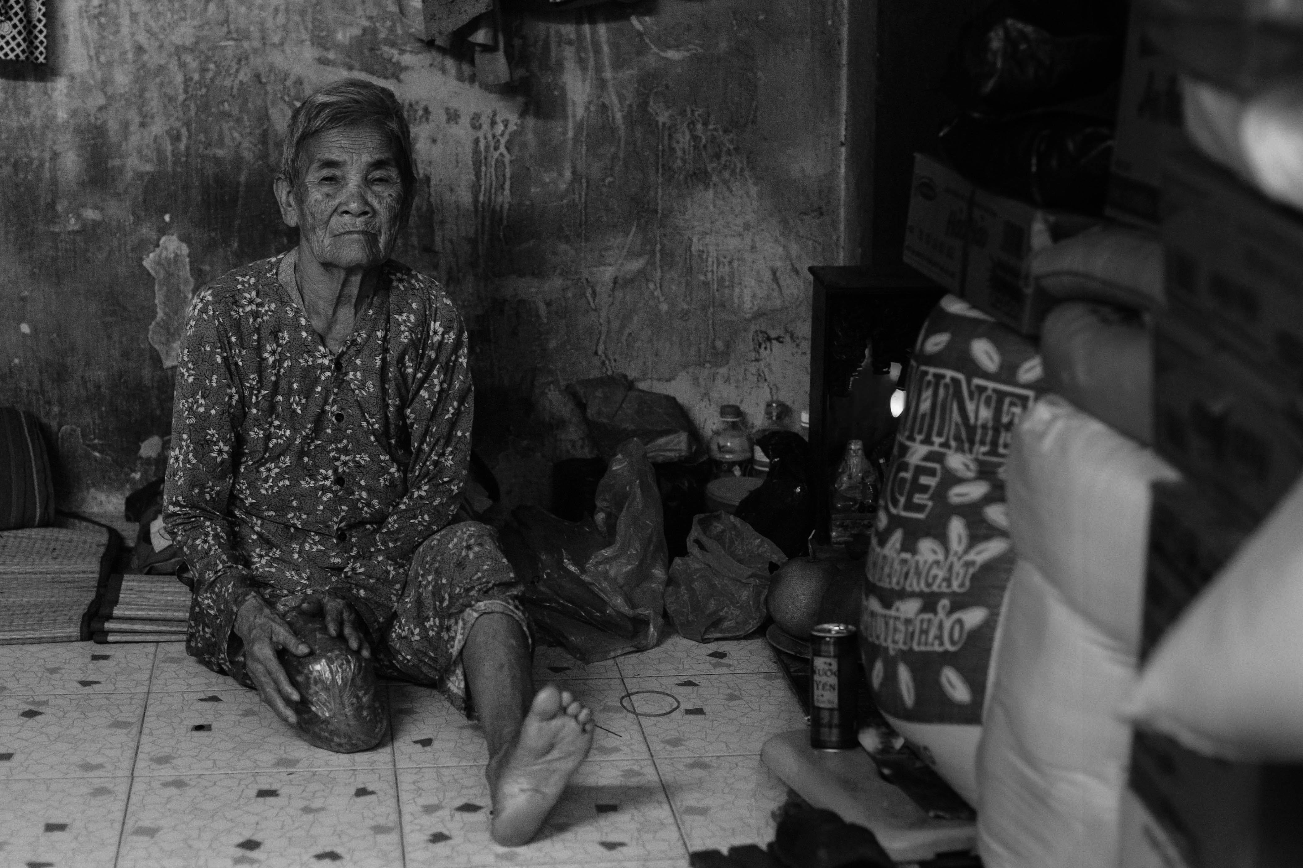 Trong khi đó Bà Lê Thị Hương (82 tuổi) phải dùng bao ni lông quấn phần chân bị cụt vì sợ mưa ướt khi ra đường