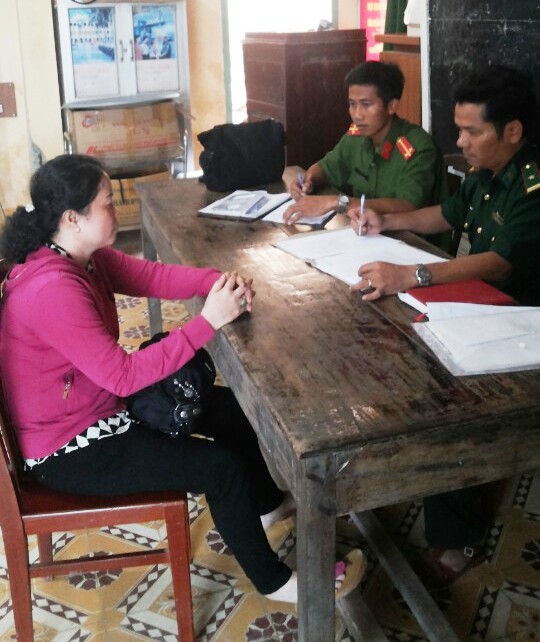 Bà Lệ làm việc với lực lượng biên phòng và công an