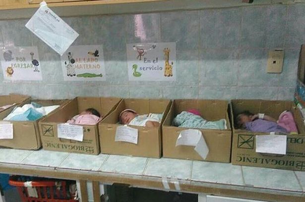 Venezuela: Trẻ sơ sinh bị "đặt trong thùng giấy" tại bệnh viện