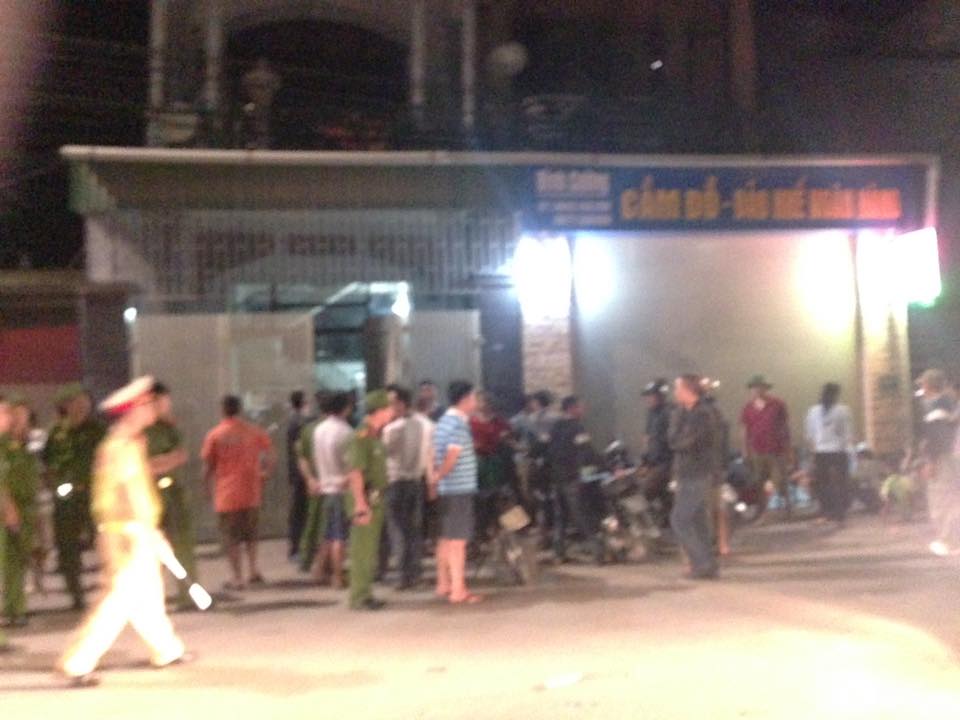 
Lực lượng c&ocirc;ng an bao v&acirc;y căn nh&agrave; c&oacute; sới bạc
