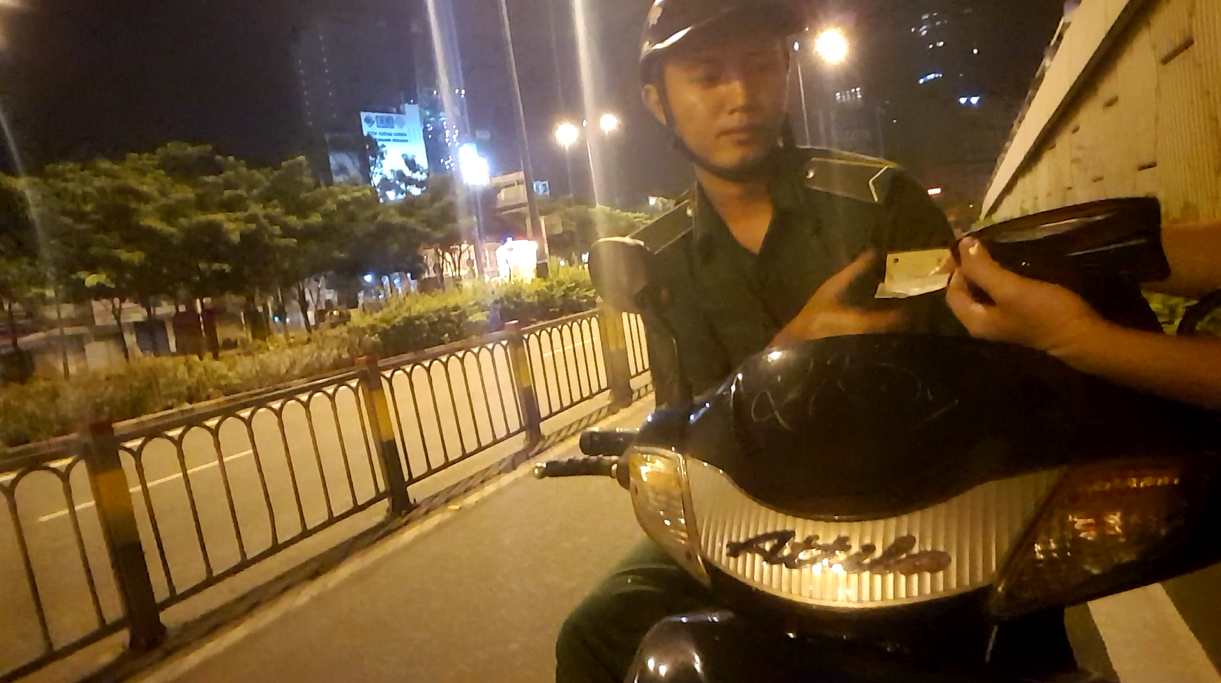 Qua điều tra, đối tượng này có tên là Vũ Huỳnh Quốc Hoà (SN 1995; ngụ quận Gò Vấp, TP HCM).