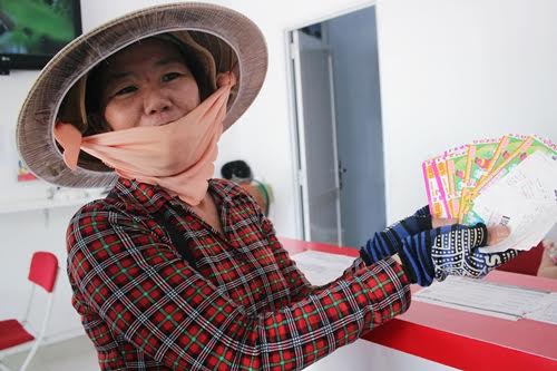 Người b&aacute;n dạo v&eacute; số truyền thống k&egrave;m v&eacute; số tự chọn. Ảnh: Phương Đ&ocirc;ng.