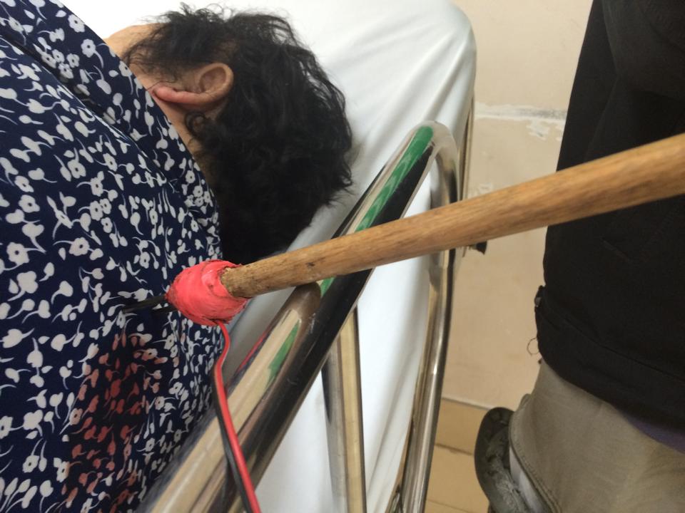 Dùng tên bắn chó đâm bà lão, cướp giỏ xách