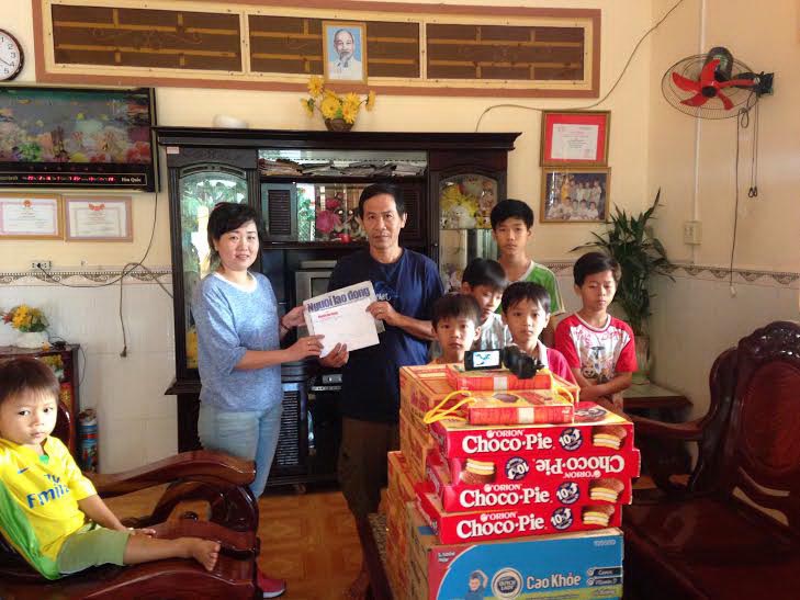 Trao tiền bạn đọc cho gia đình ông Nguyễn Tấn Bông