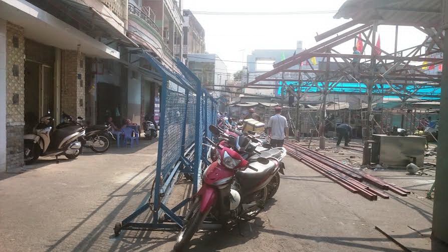 Xây hàng rào trước nhà dân