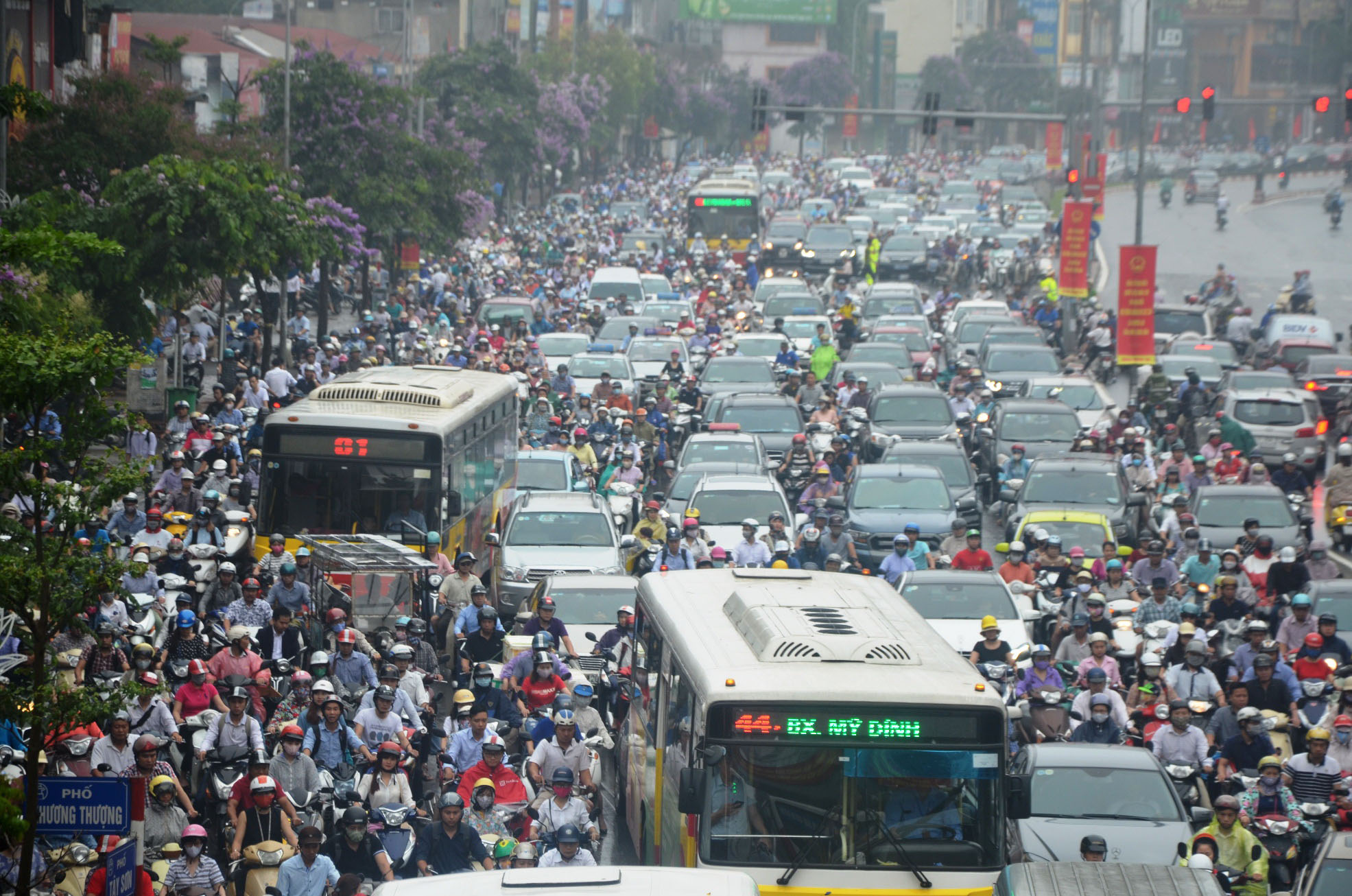 Giao thông rối loạn vì ngập