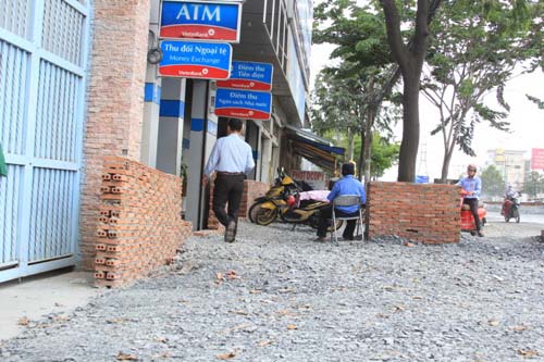 Chống ngập đường Kinh Dương Vương: Vẫn còn ngổn ngang