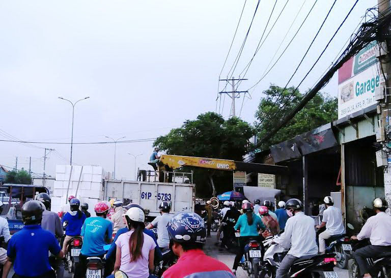Vô tư chiếm làn đường xe máy
