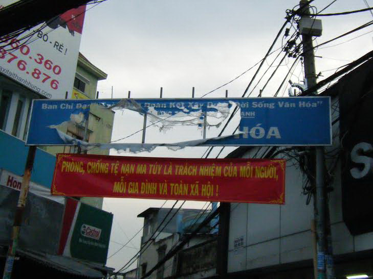 Bảng hiệu khu phố văn hóa rách nát
