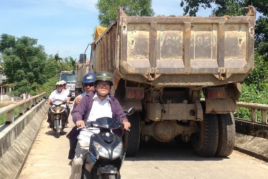 Xe tải, xe khách ồ ạt né trạm thu phí