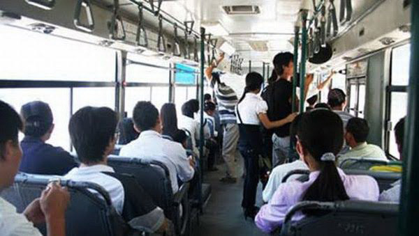 Nên có rèm che nắng trên xe buýt