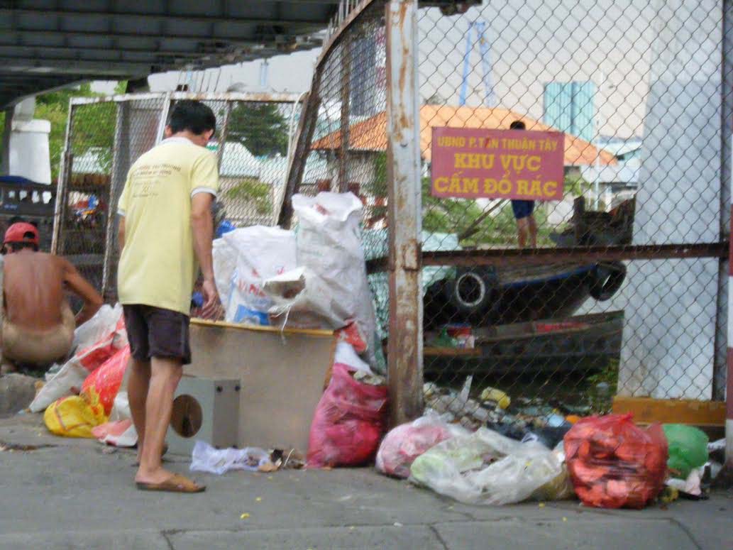 Vô tư đổ rác dưới biển cấm