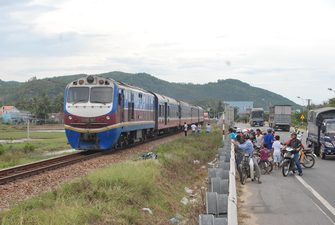 Băng qua đường ray, 1 phụ nữ bị tàu tông chết