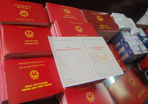 Không trả bằng cấp, cũng không trả lương