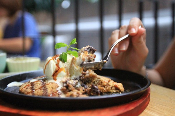 Giới trẻ đang sốt với bánh cookie Pizookie nóng - lạnh ở Sài Gòn
