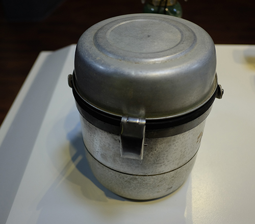 Năm 1988, người chồng gửi ph&iacute;ch đ&aacute; về cho gia đ&igrave;nh của m&igrave;nh ở quận Đống Đa. Chỉ một chiếc ph&iacute;ch nhỏ nhưng đ&atilde; đem lại nhiều tiện &iacute;ch. Người vợ d&ugrave;ng n&oacute; để đựng cơm đem đi l&agrave;m, mua đ&aacute;, mua kem Tr&agrave;ng Tiền cho con.
