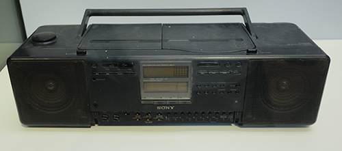 Sở hữu một chiếc c&aacute;t-s&eacute;t thương hiệu Sony l&agrave; ước mơ của cả gia đ&igrave;nh. Bố mẹ c&oacute; thể nghe nhạc truyền thống, đ&agrave;i ph&aacute;t thanh, con c&aacute;i nghe nhạc quốc tế, luyện tiếng Anh.
