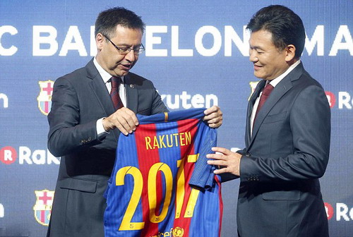 Hai vị lãnh đạo Barcelona và Rakuten tại lễ công bố nhà tài trợ áo đấu mới