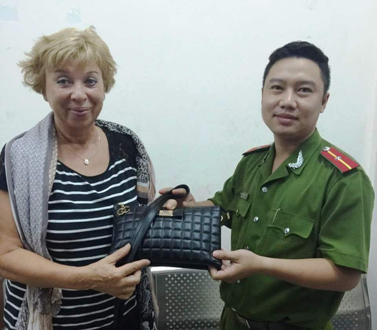 
C&ocirc;ng an trao trả lại t&agrave;i sản cho b&agrave; Anna Milasevic khi bị 2 t&ecirc;n cướp giật t&uacute;i x&aacute;ch tr&ecirc;n đường B&ugrave;i Viện v&agrave;o th&aacute;ng 3-2016. - Ảnh: Sỹ Hưng
