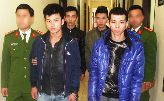 4 thanh niên trong nhóm 7 đối tượng bị công an tạm giữ hình sự để điều tra hành vi giết người và gây rối trật tự công cộng - Ảnh: Công an Thanh Hóa