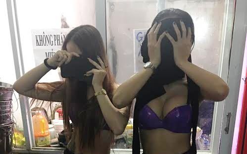 Đột kích quán bar cho tiếp viên khêu gợi khách lúc rạng sáng