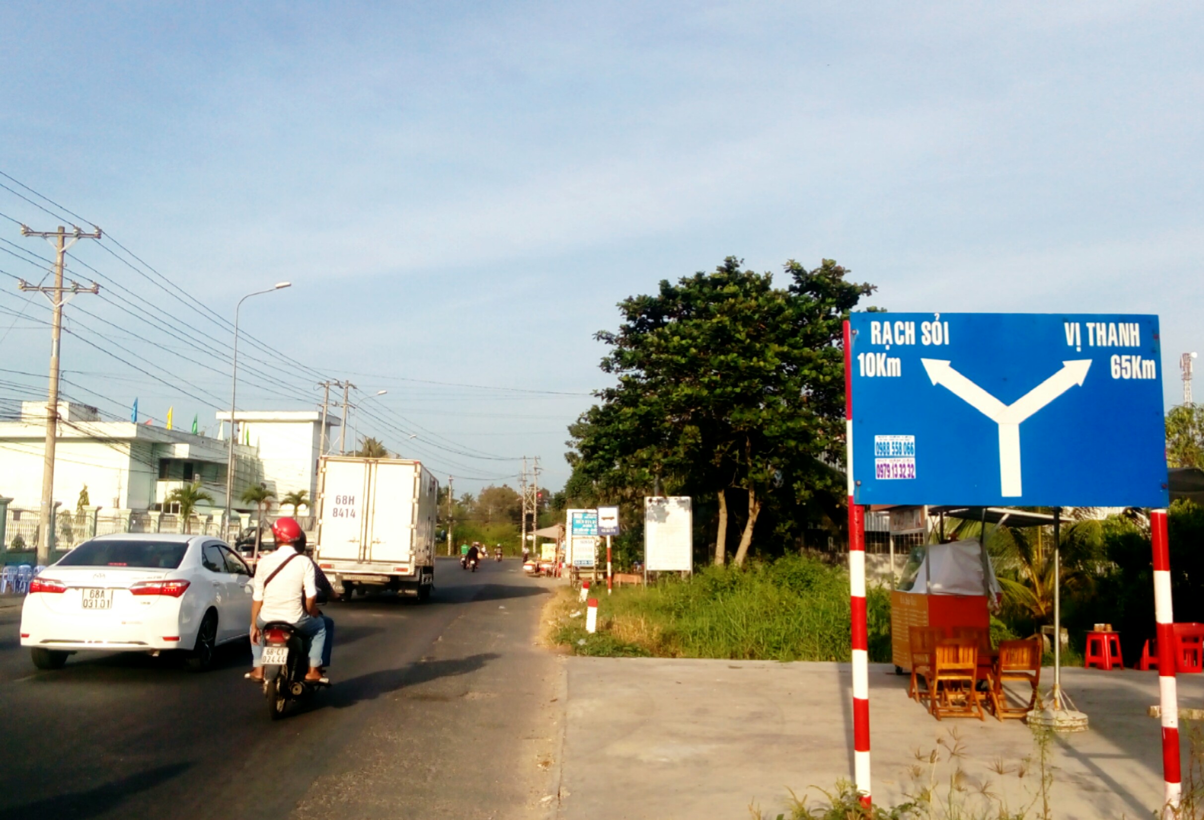 Biển chỉ dẫn mới này chỉ cách biển cũ chưa đầy 100m và được cho là đúng với thực tế.