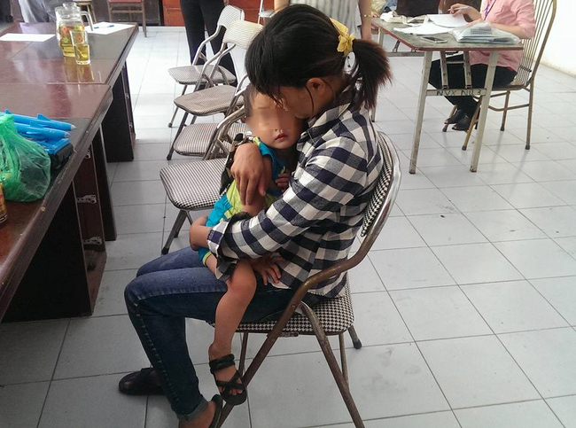 Bé trai 2 tuổi bị bỏ rơi ở quán phở được bố mẹ đón về
