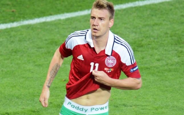 
Bendtner bị UEFA phạt nặng v&igrave; lột quần ăn mừng ở Euro 2012
