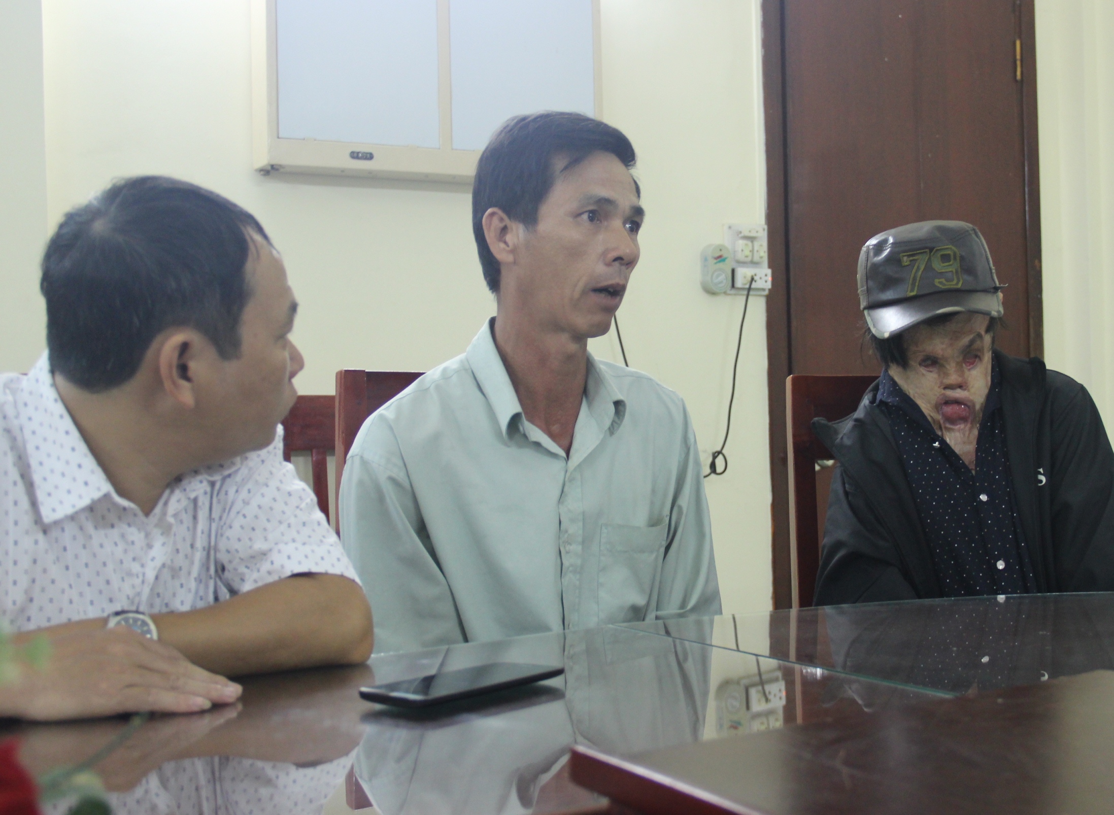 Người ngủ không nhắm mắt được tài trợ qua Đức phẫu thuật