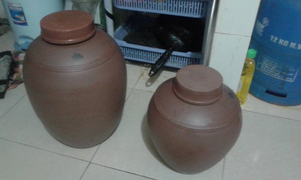 
N&ecirc;n k&ecirc; hũ gạo ở nơi cao, kh&ocirc; r&aacute;o v&agrave; n&ecirc;n d&ugrave;ng nắp đậy k&iacute;n hũ gạo
