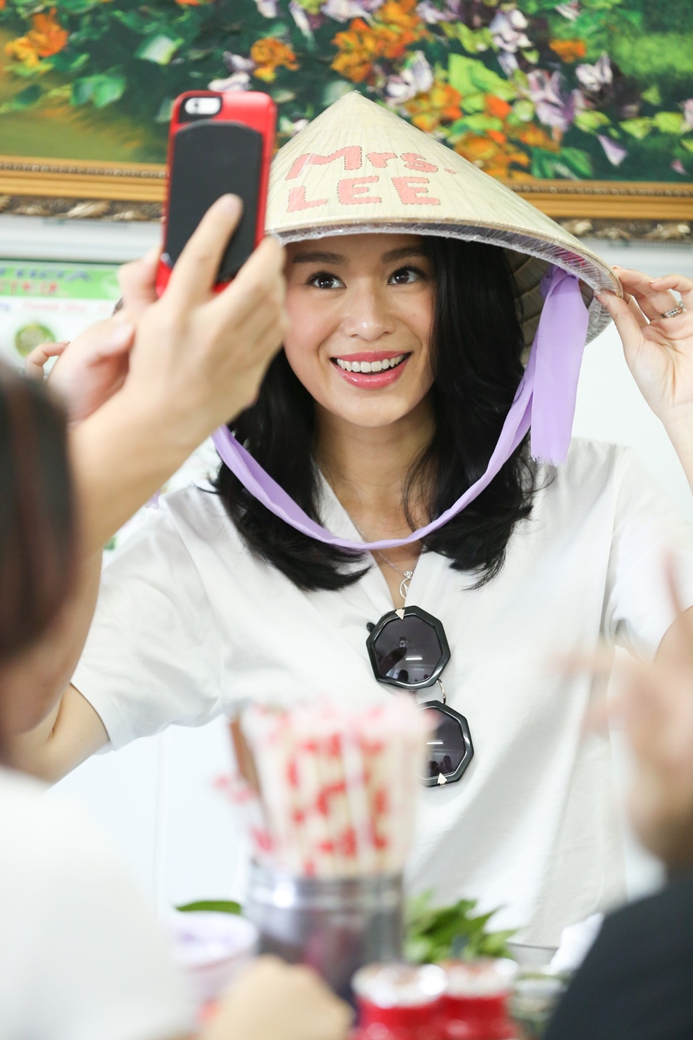 Vợ chồng Hồ Hạnh Nhi đội nón lá đi ăn phở