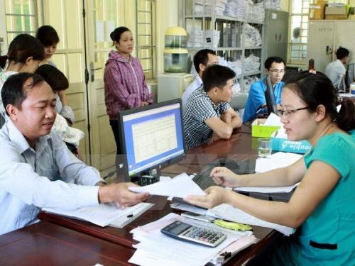 Đang làm thủ tục cho người lao động