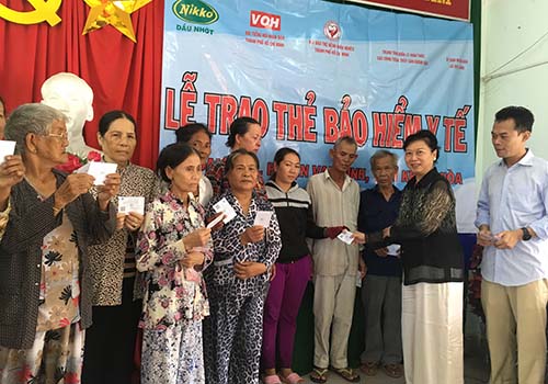 Tặng 300 thẻ BHYT cho đồng bào nghèo
