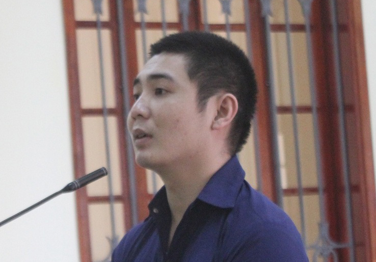Uống bia về bị nhắc nhở, chồng đổ xăng đốt chết vợ con