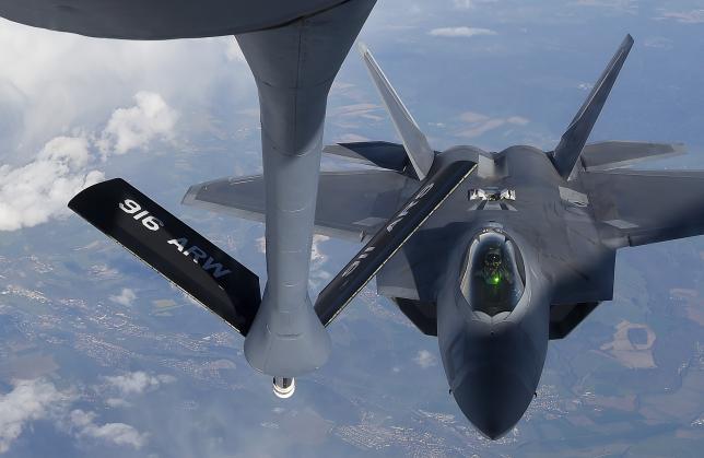 Phi công F-22 của Mỹ ở biển Đen gởi thông điệp tới TT Putin