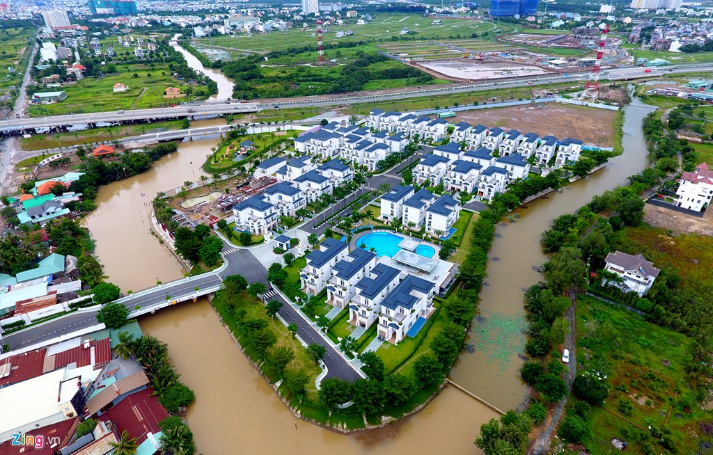 
Nằm giữa c&aacute;c con rạch bao quanh rộng 3 ha thuộc phường Ph&uacute; Hữu, quận 9 l&agrave; 43 căn khu biệt thự The Venica b&ecirc;n tuyến đường cao tốc TP HCM - Long Th&agrave;nh - Dầu Gi&acirc;y.
