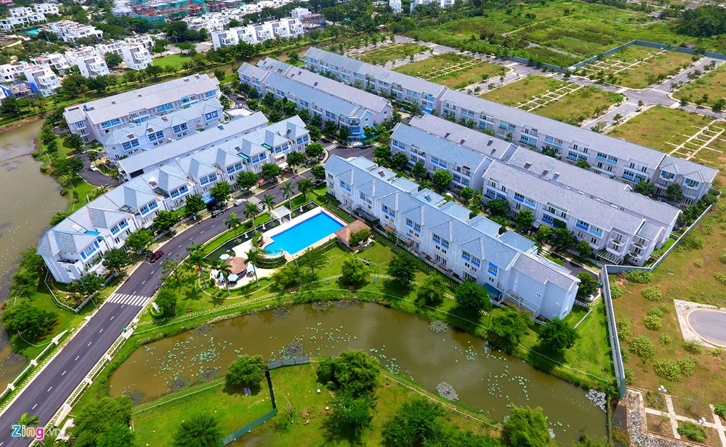 Khu d&acirc;n cư cao cấp rộng hơn 32.000 m2 gồm 160 căn nh&agrave; liền kế c&oacute; s&acirc;n vườn, hồ bơi chung...