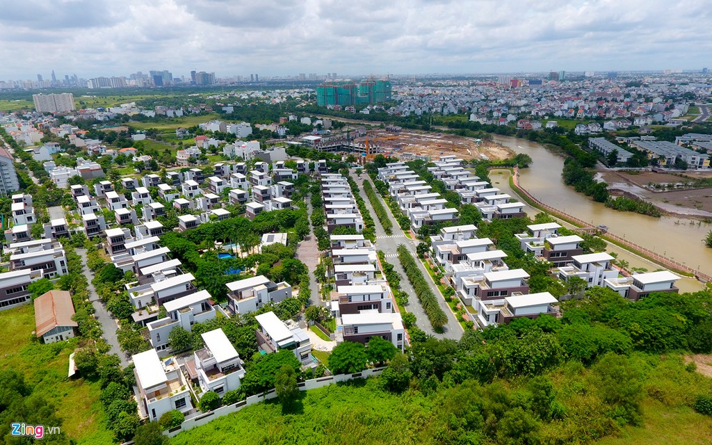 C&aacute;ch Mega Residence khoảng hơn 1 km, thuộc đường D1, phường Phước Long B l&agrave; khu biệt thự cao cấp với 96 căn mang t&ecirc;n Riviera Cove, nằm b&ecirc;n s&ocirc;ng Rạch Chiếc do Keppel Land v&agrave; Hưng Ph&uacute; hợp t&aacute;c ph&aacute;t triển.