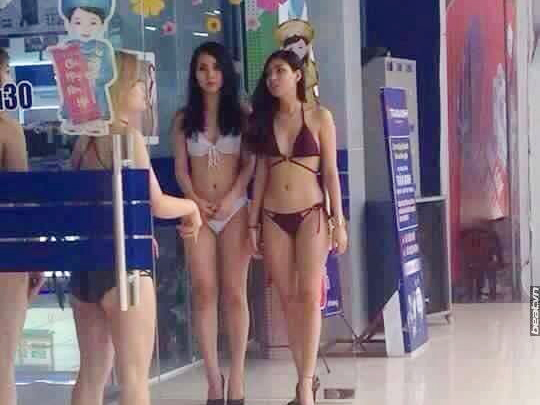 Người mẫu mặc bikini trong siêu thị điện máy để "giáo dục giới tính"
