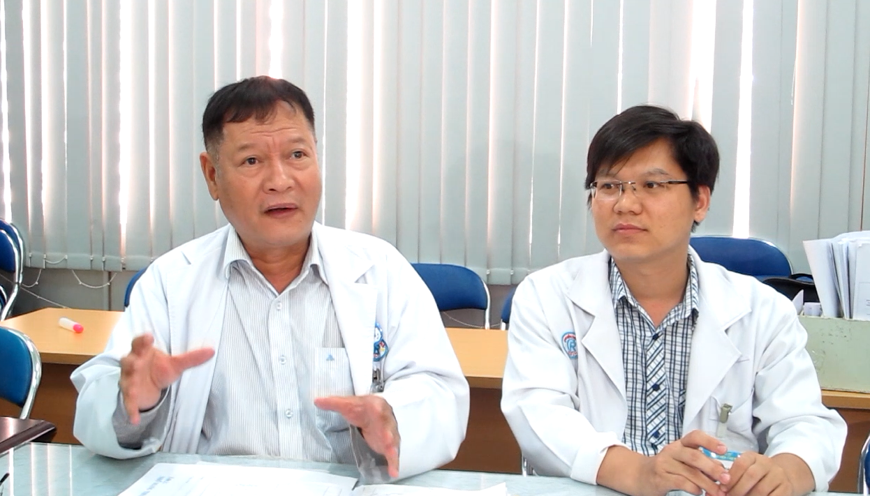 Bác sĩ Hà Thanh Bình (trái) và bác sĩ Lâm Xuân Nhật