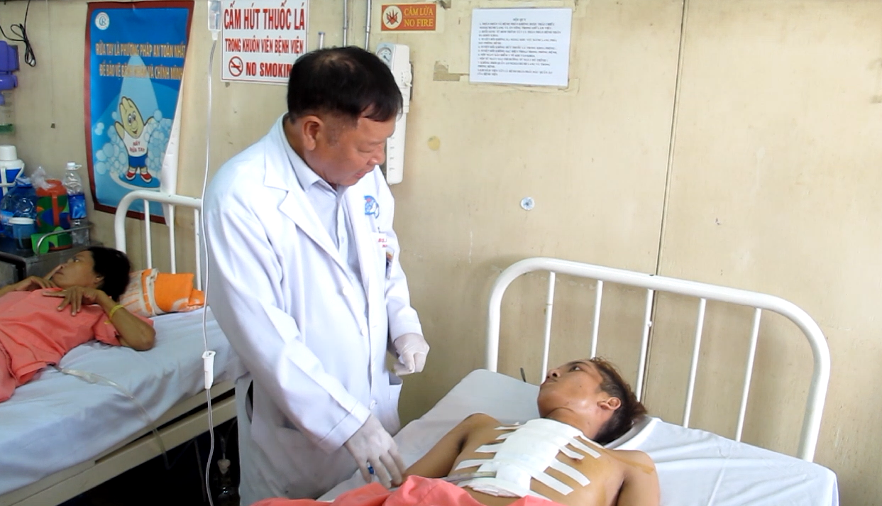 Dùng cưa điện chẻ xương ức cứu nạn nhân thủng tim