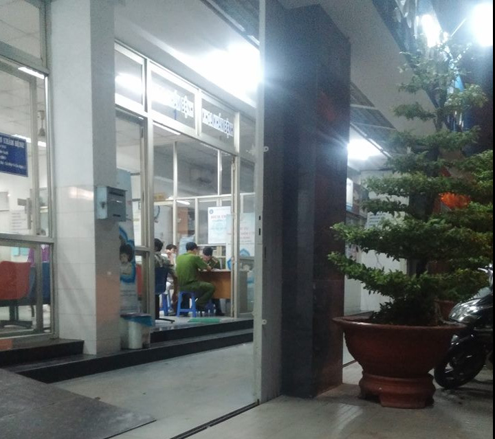 Đám đông xông vào bệnh viện chém gục hai người