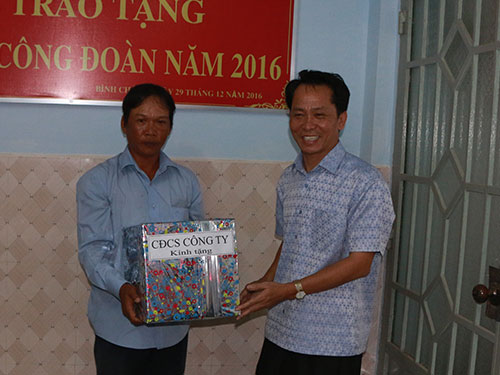 Tặng mái ấm Công đoàn cho công nhân