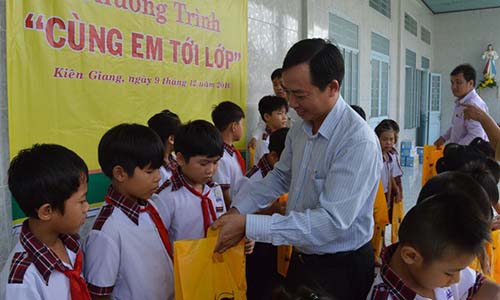 Bình Điền trao 100 suất quà  cho học sinh nghèo Kiên Giang
