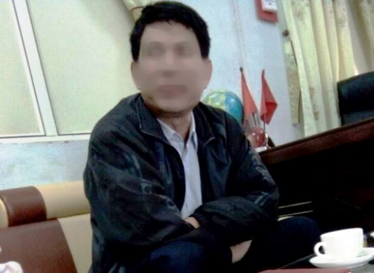 
&Ocirc;ng L&ecirc; Văn Kh&acirc;m, B&iacute; thư Đảng ủy x&atilde; Xu&acirc;n T&acirc;n, huyện Thọ Xu&acirc;n (Thanh H&oacute;a) bị bắt quả tang trong nh&agrave; nghỉ với nữ hiệu ph&oacute;
