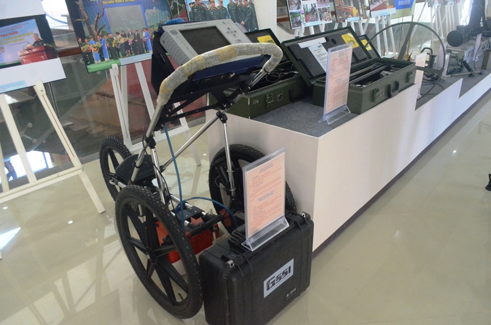 Những máy móc, thiết bị rà phá bom mìn hiện đại tại VNMAC