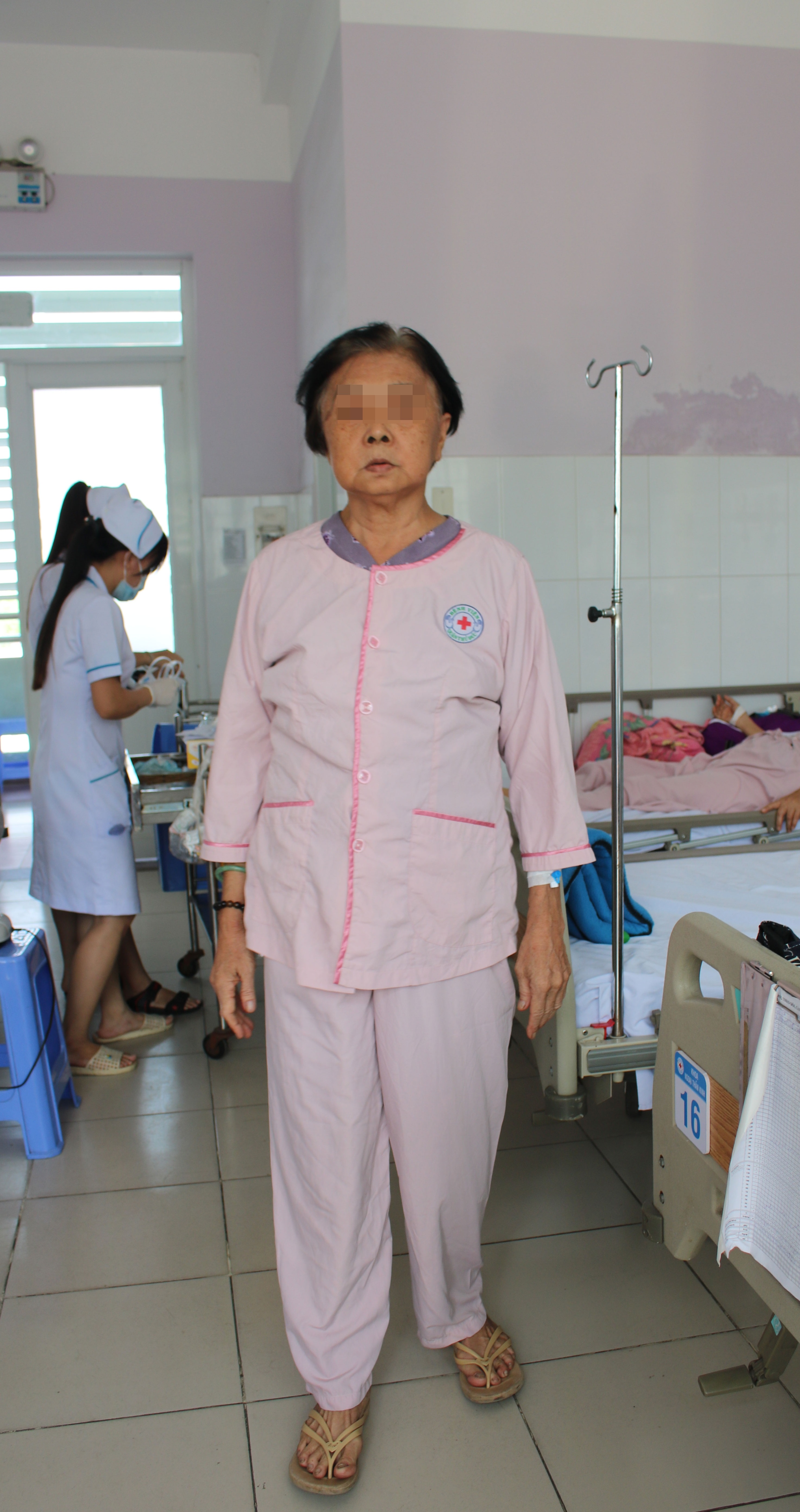 Nằm một chỗ, đứng dậy đi được sau khi bơm... xi măng